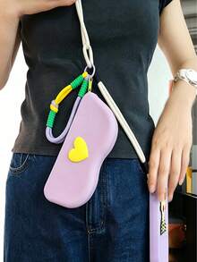 Funda de almacenamiento de gafas de silicona con forma de corazón con cordón tejido a mano, diseño colorido y fresco, material de silicona suave resistente al desgaste y a los arañazos, protección a prueba de polvo y presión para lentes y monturas, bolsa de almacenamiento de gafas portátil y de moda, adecuada para viajes diarios, desplazamientos al aire libre, almacenamiento en el hogar, accesorio de estuche protector de gafas creativo y de alto valor - Ver 1