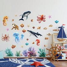 海洋水下生物裝飾貼紙，包含鯨魚、海龜、章魚、水母、海馬、小丑魚、貝殼、珊瑚及其他圖案。這些可移除的 PVC 牆貼非常適合裝飾兒童浴室、育嬰室、幼兒園教室、客廳和臥室。 - 均碼 - 查看 3