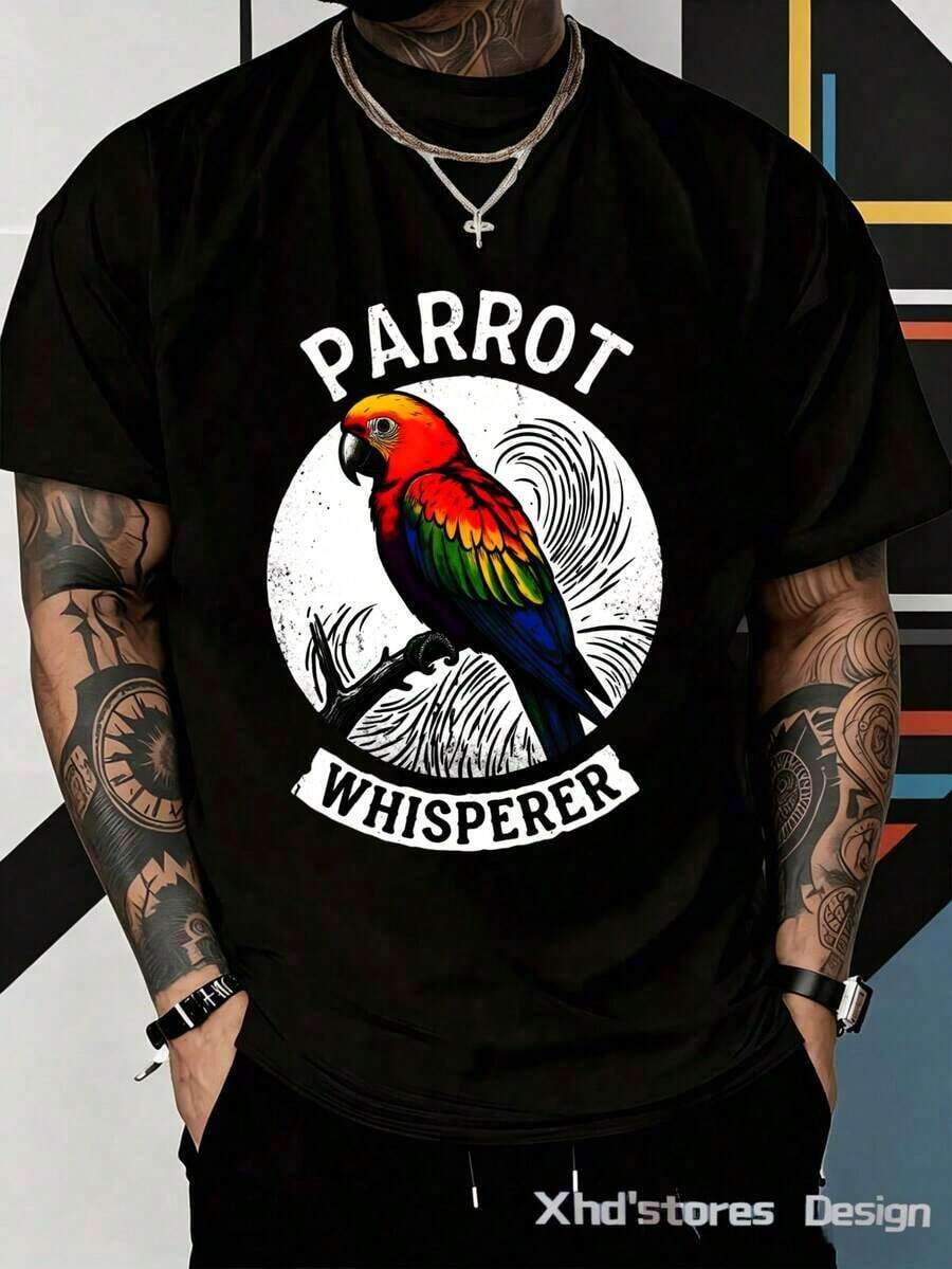 Camiseta de hombre estilo gráfico con diseño de loro colorido y texto Parrot Whisperer ideal para amantes de aves y moda urbana perfecta para uso diario en primavera y verano regalo ideal para hombres que disfrutan de la naturaleza y el arte - Negro - Ver 1