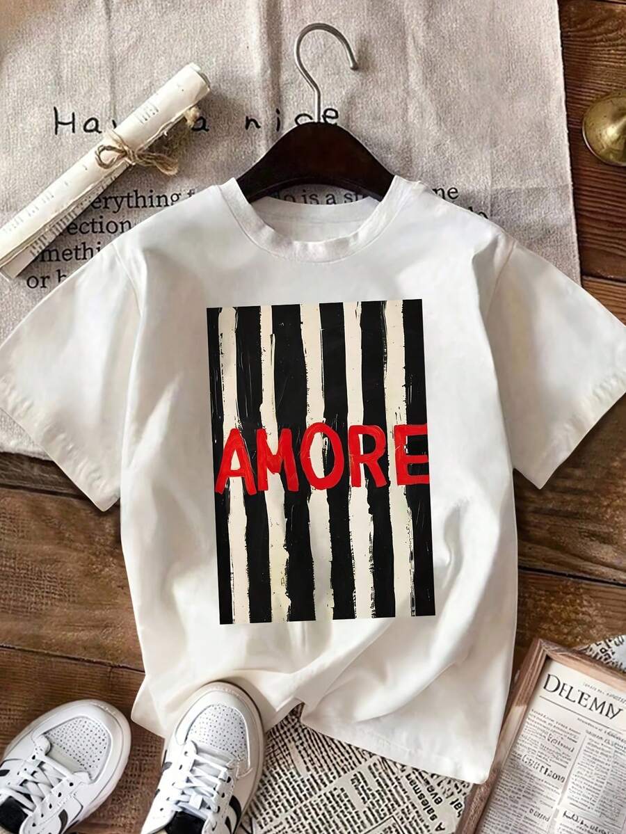 1 T-shirt a maniche corte minimalista con scritta AMORE rossa e righe vintage, stile italiano, ideale per viaggi e tempo libero. - Bianco - Visualizzare 1