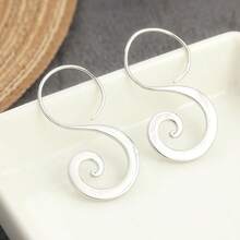 Boucles d'oreilles à gouttes spiralées blanches mates, minimalistes et à la mode, convenant pour un port quotidien, un choix d'accessoire personnalisé - Argent - Voir 6