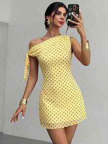 Vestido mini de vacaciones nuevo de verano para mujer, con estilo retro clásico, lunares asimétricos y hombros descubiertos, sexy y elegante. Vestido de lunares de malla - Amarillo - Ver 1