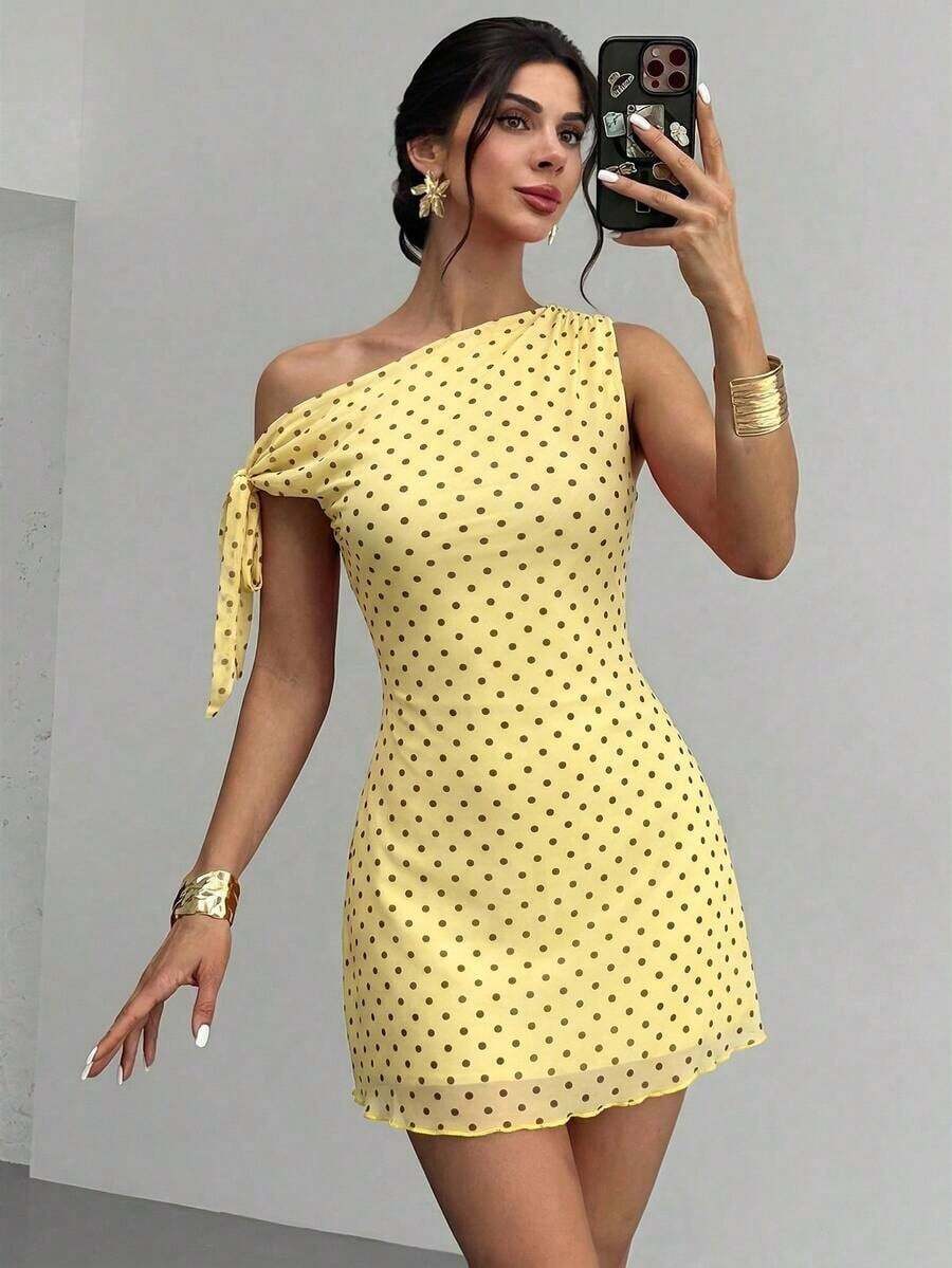 Vestido mini de vacaciones nuevo de verano para mujer, con estilo retro clásico, lunares asimétricos y hombros descubiertos, sexy y elegante. Vestido de lunares de malla - Amarillo - Ver 1