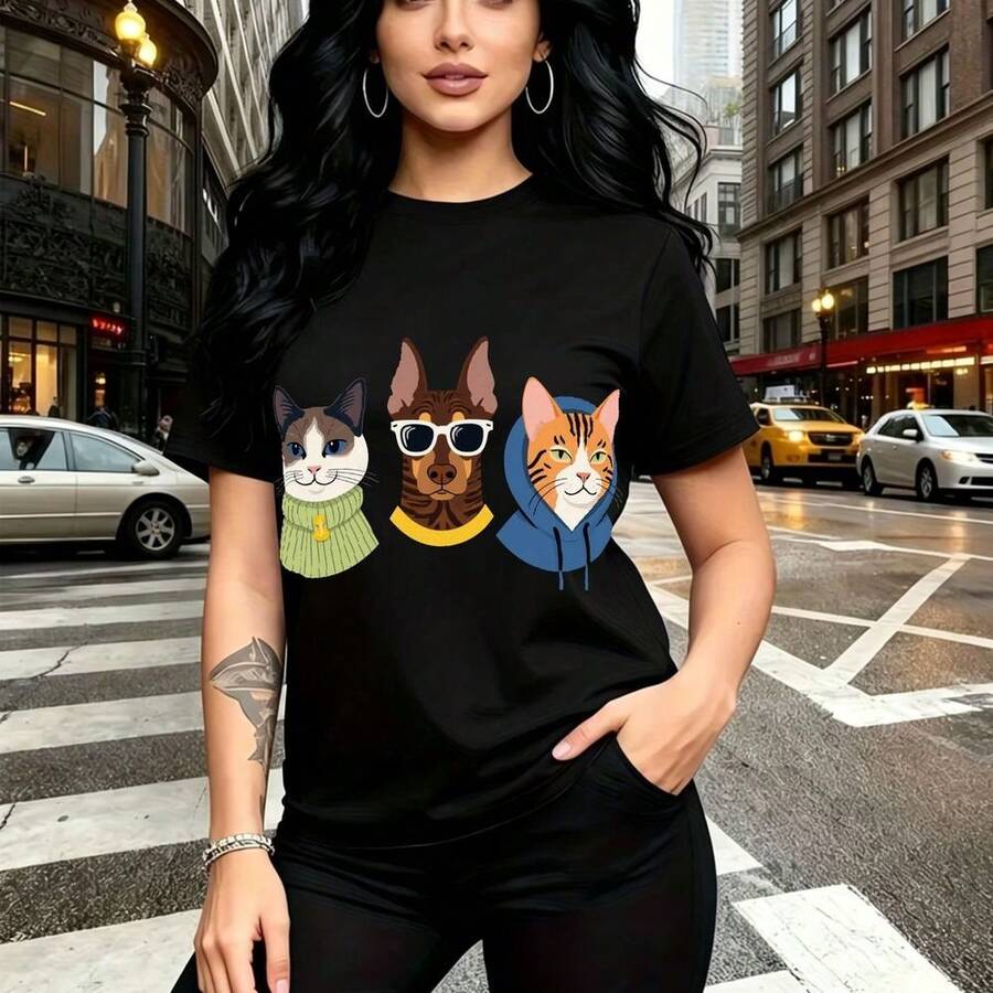 Camiseta de mujer con estampado divertido de tres animales estilizados: gato con suéter verde, perro con gafas de sol amarillas y gorra azul, y otro gato con sudadera azul - camiseta casual de manga corta con cuello redondo, ajuste cómodo y fresco pa - Negro - Ver 1