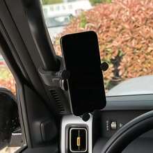 1 pieza Soporte para teléfono en el espejo retrovisor del coche, rotación 360° con bloqueo automático por gravedad, soporte universal para teléfono de coche ajustable a prueba de golpes, soporte de navegación manos libres, compatible con teléfonos y Android - Negro - Ver 2