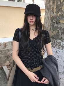 法式蕾絲波點荷葉邊V領短袖T恤，修身顯瘦，優雅夏季女款上衣，黑色 - 黑色 - 查看 2