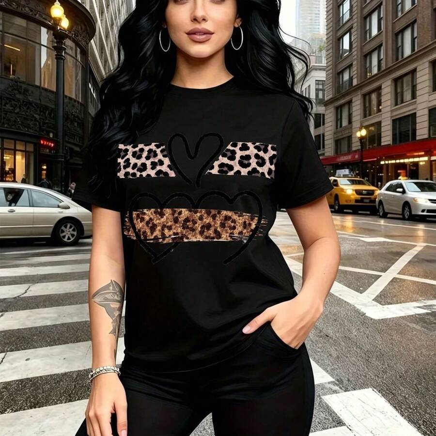 Camiseta de mujer con diseño de bandas de leopardo y corazón en el pecho - camiseta casual de manga corta, ajuste cómodo y estilo urbano moderno - ideal para paseos por la ciudad, salidas casuales y regalo perfecto para mamá, esposa, novia, hermana m - Negro - Ver 1