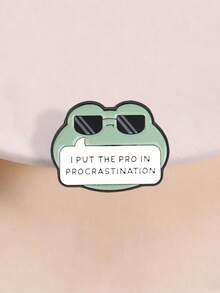 Insignia de esmalte con rana que dice "Pongo el Pro en la Procrastinación", accesorio humorístico único, regalo perfecto para amantes de la comedia, diseño duradero y elegante - verde menta - Ver 1