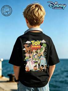 This Disney Toy Story Retro Poster-Themed Crew Neck T-Shirt For Boys And Girls Features Miniature Buzz Lightyear, Woody, And Other Characters On The Front, And An Enlarged Retro Poster Design On The Back, Along With The Title "TOY STORY" And The Slogan "YOU'VE GOT A FRIEND IN ME." It's Designed To Create A Heartwarming And Companionable Children's Wear Experience. Available In All Sizes For Children Aged 4-12, The Pure Cotton Fabric Is S A F E And Free Of Harmful Substances, Gentle On Children's Sensitive Skin. It Can Be Easily Paired With Various Pants And Skirts, Suitable For Casual Wear At Home, Outdoor Activities, School Attire, And Holiday Parties. The Timeless Disney IP Designs Make It A Thoughtful And Cherished Children's Holiday Gift, Perfect For Preserving Childhood Memories. - 黑色 - 查看 2