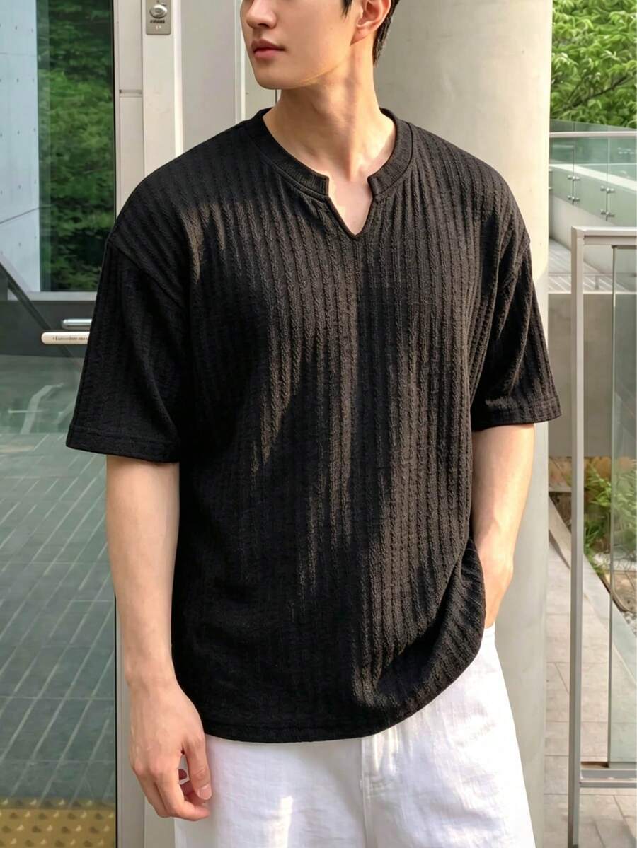 1件男士T恤,黑色直條紋紋理V領短袖T恤,針織面料舒適且防起球,韓系極簡寬鬆風格,休閒通勤夏季穿搭 - 黑色 - 查看 1