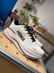 Hoka One One Bondi 9 道路跑鞋，透氣、輕量、緩震、防滑，適合四季穿著，白色，全天舒適 - 白黑色 - 查看 5