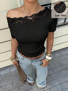 Camiseta con parches de encaje y mangas cortas, nueva blusa de mujer con hombros descubiertos y cuello oblicuo - Negro - Ver 3