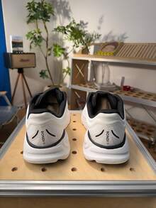 Hoka One One Bondi 9 道路跑鞋，透氣、輕量、緩震、防滑，適合四季穿著，白色，全天舒適 - 白黑色 - 查看 2