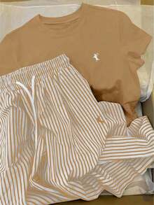 Conjunto de camiseta de manga corta de unicolor y pantalones a rayas de estilo casual de verano - Amarillo - Ver 1