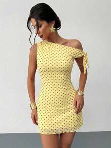 Vestido mini de vacaciones nuevo de verano para mujer, con estilo retro clásico, lunares asimétricos y hombros descubiertos, sexy y elegante. Vestido de lunares de malla - Amarillo - Ver 5