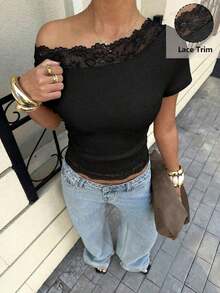Camiseta con parches de encaje y mangas cortas, nueva blusa de mujer con hombros descubiertos y cuello oblicuo - Negro - Ver 5