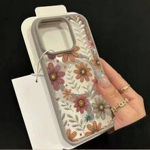 Una funda para teléfono con un diseño de pequeñas flores rosas en estilo graffiti, disponible en varios colores, con estética de macaron y capacidad de succión magnética. Es compatible con las fundas magnéticas para iPhone 16 Pro, 15 Plus y 14 Pro Max, y también es compatible con la carga inalámbrica de Apple. Además, es compatible con iPhone 11, 12 Pro y 13 Pro Max. Las versiones XS y XS Max incluyen cubiertas protectoras elegantes. - Rosa - Ver 3