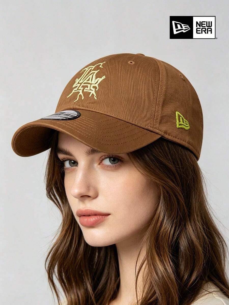 NEW ERA 9FORTY 棕色塗鴉標誌棒球帽,螢光綠刺繡彎曲帽簷,UPF50+,都市街頭風 - 棕色 - 查看 1