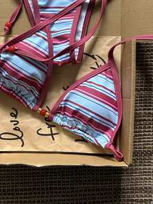 Bộ bikini hai mảnh kẻ sọc thanh lịch, gợi cảm, kiểu cổ yếm, hở lưng, gồm áo và quần bikini buộc dây eo đính hạt, thích hợp cho nữ mùa hè đi biển. - Nhiều màu - Xem 4
