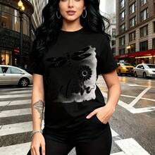 Camiseta de mujer con estampado de libélula y flor con la palabra "believe" en cursiva - camiseta casual de manga corta, ajuste cómodo y elegante, estilo urbano que transmite confianza y expresión personal - ideal para paseos por la ciudad, salidas c - Negro - Ver 7