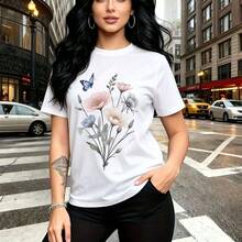 Camiseta de mujer con estampado floral vibrante de flores rosas, blancas y azules con mariposa y hojas verdes - camiseta casual de manga corta con ajuste cómodo y fresco, estilo urbano chic para paseos por la ciudad o días nublados - regalo perfecto - Blanco - Ver 10