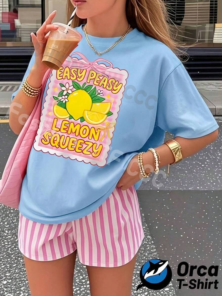 Y2K Personalized Fashion Pure Cotton Women's T-Shirt, Loose Short-Sleeved Top, Street Style Elegance, Casual And Breathable For Everyday Wear, Creative Printed Summer Clothing, Outdoor Sports Gift. The Printed Pattern Features A Lemon Theme Design With The Words "EASY PEASY LEMON SQUEEZY" On It. The Colors Are Bright And Full Of Energy, Suitable For Summer Outfits, Vacation Outfits For Women, Summer Clothes, 4th Of July Outfits For Women - 天藍色 - 查看 1