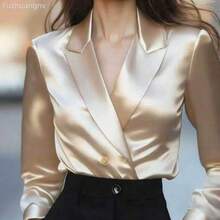 Esta elegante camisa de satén de unicolor con botones es adecuada para cualquier ocasión, desde entornos profesionales de negocios hasta vestimenta de noche refinada. Negro primavera - Albaricoque - Ver 1