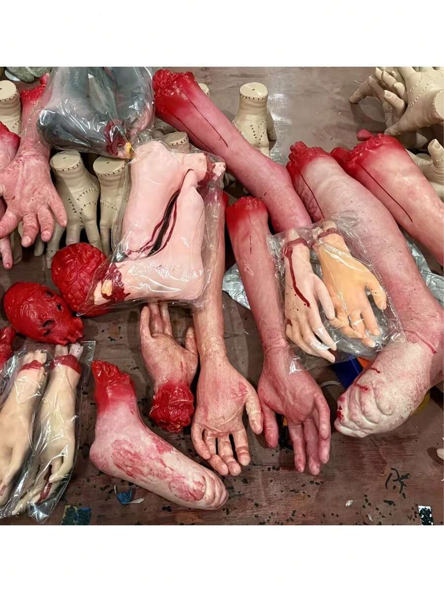 1 Set Halloween Realistic Organ Props, Horror Fake Hands And Bloody Hands - For Haunted House, Bar And Escape Room Decoration; Realistic Prank Heart, Severed Hands, Severed Feet And Bloody Hands, Halloween Horror Atmosphere Decor, Halloween Party Table Decoration - Multiple Styles - View 1