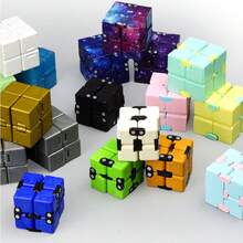 1 Stück Unendlicher Fidget Cube, gefertigt aus robustem Hartkunststoff. Dieses wiederverwendbare Stressabbau-Spielzeug ist in Sternen-Mehrfarben- und Unifarb-Stilen erhältlich. Kompakt und tragbar für einfache Aufbewahrung, ist es ein Flip-Cube, der Emotionen beruhigt und die Konzentration verbessert. - Verschiedenfarbig - Übersicht 1
