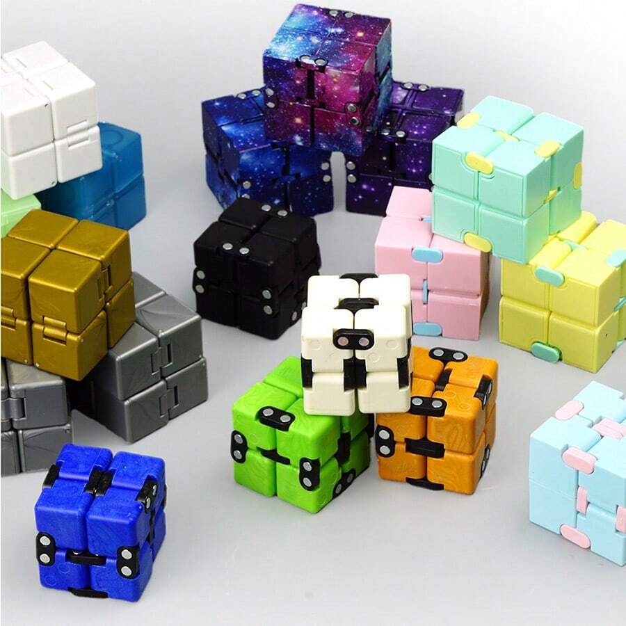 1 Stück Unendlicher Fidget Cube, gefertigt aus robustem Hartkunststoff. Dieses wiederverwendbare Stressabbau-Spielzeug ist in Sternen-Mehrfarben- und Unifarb-Stilen erhältlich. Kompakt und tragbar für einfache Aufbewahrung, ist es ein Flip-Cube, der Emotionen beruhigt und die Konzentration verbessert. - Verschiedenfarbig - Übersicht 1