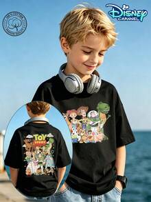 This Disney Toy Story Retro Poster-Themed Crew Neck T-Shirt For Boys And Girls Features Miniature Buzz Lightyear, Woody, And Other Characters On The Front, And An Enlarged Retro Poster Design On The Back, Along With The Title "TOY STORY" And The Slogan "YOU'VE GOT A FRIEND IN ME." It's Designed To Create A Heartwarming And Companionable Children's Wear Experience. Available In All Sizes For Children Aged 4-12, The Pure Cotton Fabric Is S A F E And Free Of Harmful Substances, Gentle On Children's Sensitive Skin. It Can Be Easily Paired With Various Pants And Skirts, Suitable For Casual Wear At Home, Outdoor Activities, School Attire, And Holiday Parties. The Timeless Disney IP Designs Make It A Thoughtful And Cherished Children's Holiday Gift, Perfect For Preserving Childhood Memories. - 黑色 - 查看 1