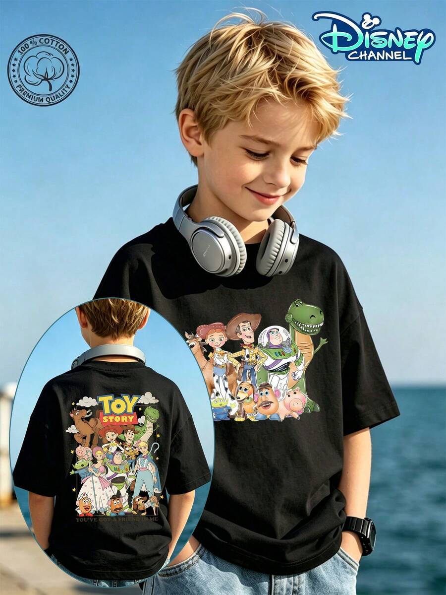 This Disney Toy Story Retro Poster-Themed Crew Neck T-Shirt For Boys And Girls Features Miniature Buzz Lightyear, Woody, And Other Characters On The Front, And An Enlarged Retro Poster Design On The Back, Along With The Title "TOY STORY" And The Slogan "YOU'VE GOT A FRIEND IN ME." It's Designed To Create A Heartwarming And Companionable Children's Wear Experience. Available In All Sizes For Children Aged 4-12, The Pure Cotton Fabric Is S A F E And Free Of Harmful Substances, Gentle On Children's Sensitive Skin. It Can Be Easily Paired With Various Pants And Skirts, Suitable For Casual Wear At Home, Outdoor Activities, School Attire, And Holiday Parties. The Timeless Disney IP Designs Make It A Thoughtful And Cherished Children's Holiday Gift, Perfect For Preserving Childhood Memories. - 黑色 - 查看 1
