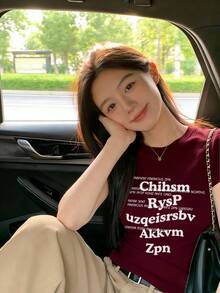 女款修身美式街頭風短袖T恤，極簡字母印花設計，修身酒紅色上衣，適合夏季休閒，隨性風格 - 酒紅色 - 查看 4