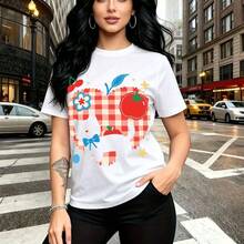 Camiseta de mujer con estampado de corazón a cuadros rojo y blanco con gato negro, cerezas y flores - camiseta casual de manga corta con diseño colorido y estilo urbano alternativo, ajuste cómodo y fresco para el clima templado - ideal para paseos po - Blanco - Ver 11