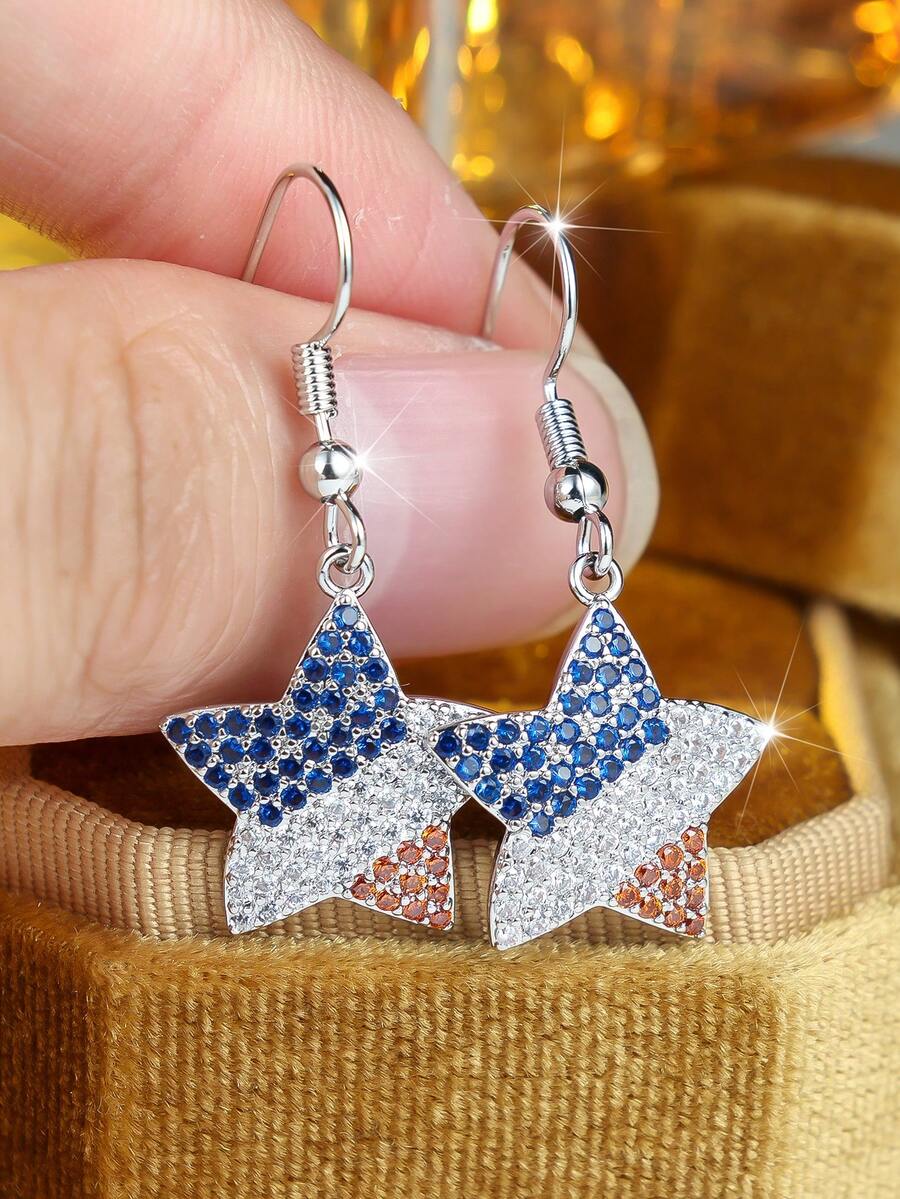 Một đôi bông tai nữ tinh tế và thanh lịch có mặt treo, thiết kế hình ngôi sao năm cánh đính đá Cubic Zirconia, hoàn hảo cho các dịp đặc biệt. Trang sức nữ - Bạc - Xem 1