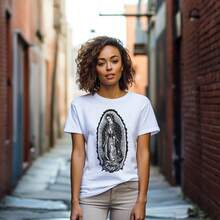 Camiseta unisex de la Virgen María para hombre y mujer, camiseta religiosa de Nuestra Señora de Guadalupe, regalo religioso, regalo cristiano, regalo de Navidad. Tejido de algodón suave y agradable para la piel de 220 g, ligero y transpirable para comodidad durante todo el día. Apto para todas las personas, tanto hombres como mujeres. Perfecto para conjuntos casuales de uso diario para mujeres, conjuntos de primavera y otoño, looks de vacaciones, disfraces de Pascua y del día de San Patricio, fácil de combinar con pantalones cortos vaqueros y faldas. - Blanco - Ver 1