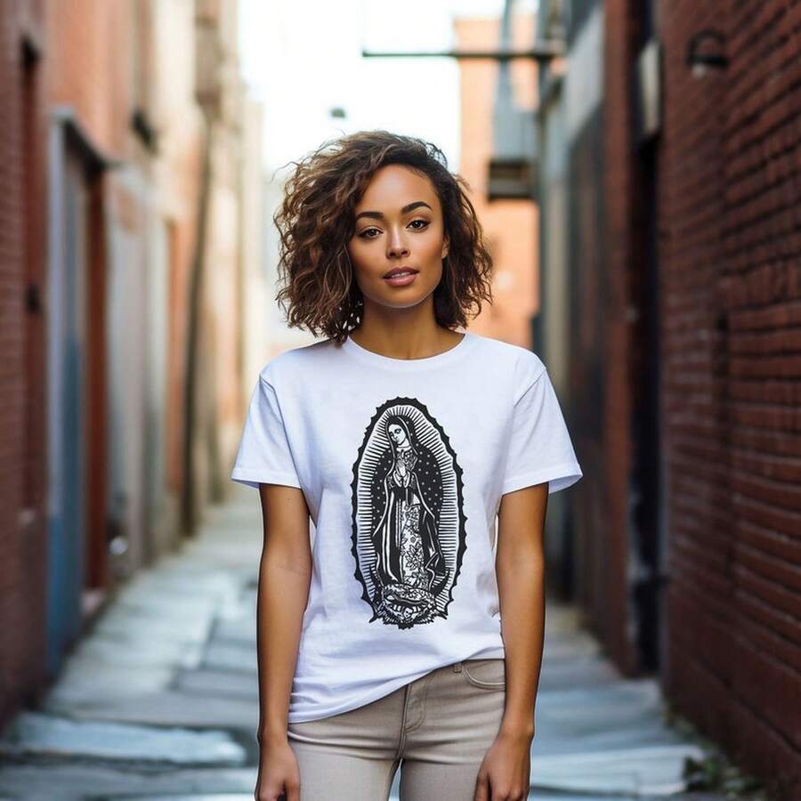 Camiseta unisex de la Virgen María para hombre y mujer, camiseta religiosa de Nuestra Señora de Guadalupe, regalo religioso, regalo cristiano, regalo de Navidad. Tejido de algodón suave y agradable para la piel de 220 g, ligero y transpirable para comodidad durante todo el día. Apto para todas las personas, tanto hombres como mujeres. Perfecto para conjuntos casuales de uso diario para mujeres, conjuntos de primavera y otoño, looks de vacaciones, disfraces de Pascua y del día de San Patricio, fácil de combinar con pantalones cortos vaqueros y faldas. - Blanco - Ver 1
