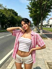 女款夏季粉色與白色格紋寬鬆襯衫 - 休閒男友風短袖翻領襯衫輕量針織上衣甜美街頭風 - 粉色 - 查看 4