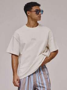 Musero Oversized Kurzarm-T-Shirt mit Rundhalsausschnitt und überschnittenen Schultern, grafischem Aufdruck und Marken-Patch auf der Vorderseite. - Weiss - Übersicht 4