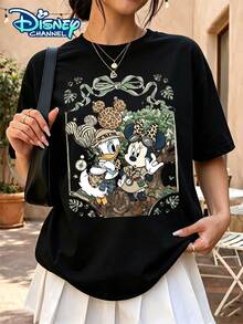 Minnie And Daisy Adventure Print Women's Casual T-Shirt, Summer Crew Neck Short Sleeve Top. Featuring Minnie And Daisy In Safari Outfits, Accented With A Leopard-Print Mickey Mouse Head, Zebra Print Elements, Palm Leaves, And Adventure Gear, Framed By A Green Bow, Exuding A Jungle Adventure Vibe. Suitable For Everyday Wear, School Attire, Or Gatherings With Friends. The Skin-Friendly And Breathable Fabric Ensures Comfort And Prevents Sweating. A Basic T-Shirt For Creating A Unique Adventure Feel. Pairs Perfectly With Jeans Or A Pleated Skirt. Officially Licensed Disney Print Design. - màu đen - Xem 1