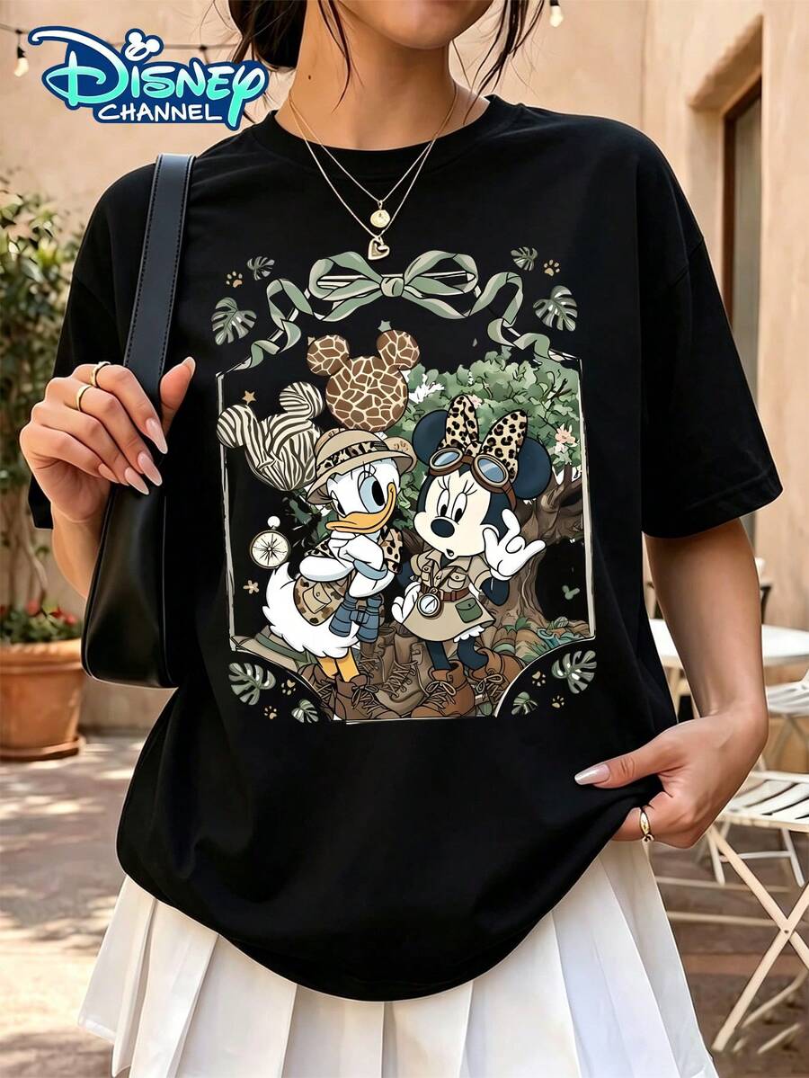 Minnie And Daisy Adventure Print Women's Casual T-Shirt, Summer Crew Neck Short Sleeve Top. Featuring Minnie And Daisy In Safari Outfits, Accented With A Leopard-Print Mickey Mouse Head, Zebra Print Elements, Palm Leaves, And Adventure Gear, Framed By A Green Bow, Exuding A Jungle Adventure Vibe. Suitable For Everyday Wear, School Attire, Or Gatherings With Friends. The Skin-Friendly And Breathable Fabric Ensures Comfort And Prevents Sweating. A Basic T-Shirt For Creating A Unique Adventure Feel. Pairs Perfectly With Jeans Or A Pleated Skirt. Officially Licensed Disney Print Design. - màu đen - Xem 1