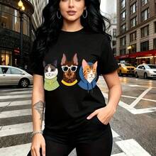 Camiseta de mujer con estampado divertido de tres animales estilizados: gato con suéter verde, perro con gafas de sol amarillas y gorra azul, y otro gato con sudadera azul - camiseta casual de manga corta con cuello redondo, ajuste cómodo y fresco pa - Negro - Ver 8