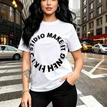 Camiseta de mujer con estampado urbano "STUDIO MAKEUP BEAUTY" en diseño circular y letras plateadas texturizadas, modelo de manga corta con cuello redondo que combina elegancia moderna y actitud callejera - ajuste cómodo y transpirable ideal para el - Blanco - Ver 10