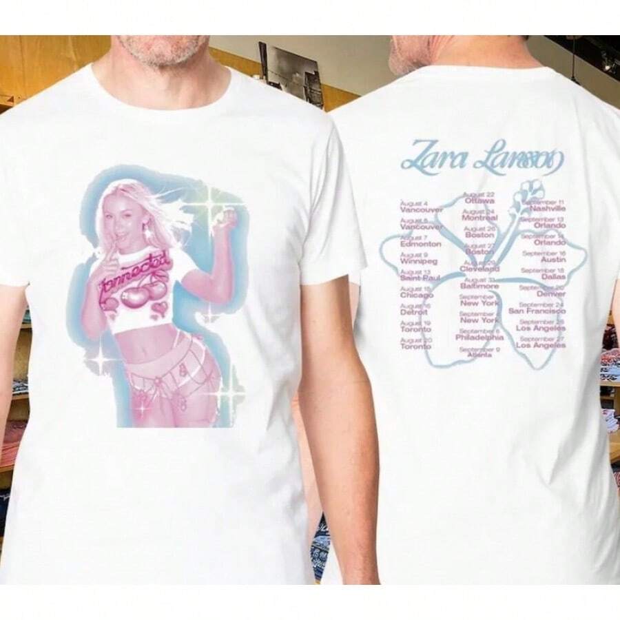 Camiseta da turnê "Sparkle Date" de Larsson, ideal para uso diário ou para sair com os amigos. Feita em algodão macio e respirável, está disponível em vários tamanhos. Com modelagem solta, é perfeita para um estilo urbano, casual e moderno. - Branco - Ver 1