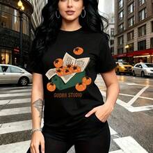 Camiseta de mujer con estampado creativo de libro abierto y calabazas naranjas que brotan - diseño exclusivo de GUORII STUDIO, corte casual de manga corta con ajuste cómodo y elegante para el día a día - ideal para paseos urbanos, salidas con amigas - Negro - Ver 1