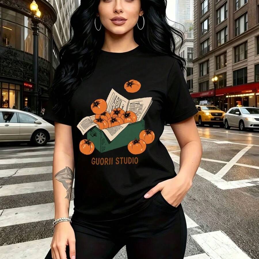 Camiseta de mujer con estampado creativo de libro abierto y calabazas naranjas que brotan - diseño exclusivo de GUORII STUDIO, corte casual de manga corta con ajuste cómodo y elegante para el día a día - ideal para paseos urbanos, salidas con amigas - Negro - Ver 1