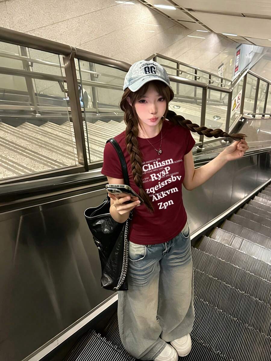 女款修身美式街頭風短袖T恤,極簡字母印花設計,修身酒紅色上衣,適合夏季休閒,隨性風格 - 酒紅色 - 查看 1
