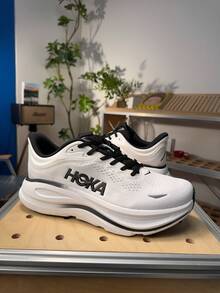 Hoka One One Bondi 9 道路跑鞋，透氣、輕量、緩震、防滑，適合四季穿著，白色，全天舒適 - 白黑色 - 查看 6