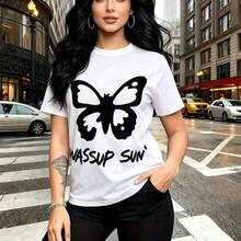 Camiseta de mujer con estampado de chica urbana de cabello largo y negro con mariposa oscura en el pecho y texto "WASSUP SUN" - camiseta casual de manga corta, ajuste cómodo y estilo moderno - ideal para paseos por la ciudad, reuniones informales y r - Blanco - Ver 7