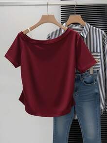 白色不對稱單肩 California 字母印花短袖 T-shirt 女款夏季修身顯身材辣妹風美式休閒上衣 - 酒紅色 - 查看 4